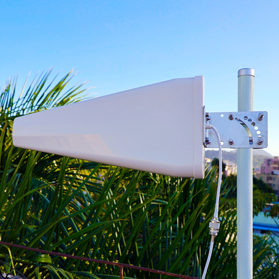 Antena periódica 700MHz del aumentador de presión de la señal 12dBi del registro al aire libre a 2700MHz